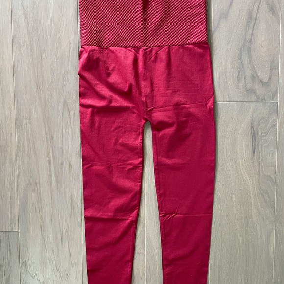 High Waist Women’s Seamless Capri Cabernet - Picture 2 of 10